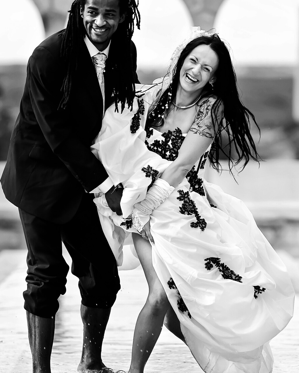 Portrait de mariée en noir et blanc avec bouquet réalisé à Montpellier