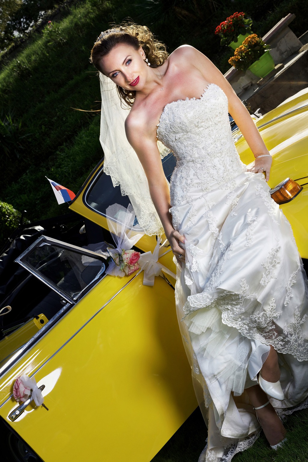 Portrait de mariée avec voiture de collection réalisé dans l’Hérault