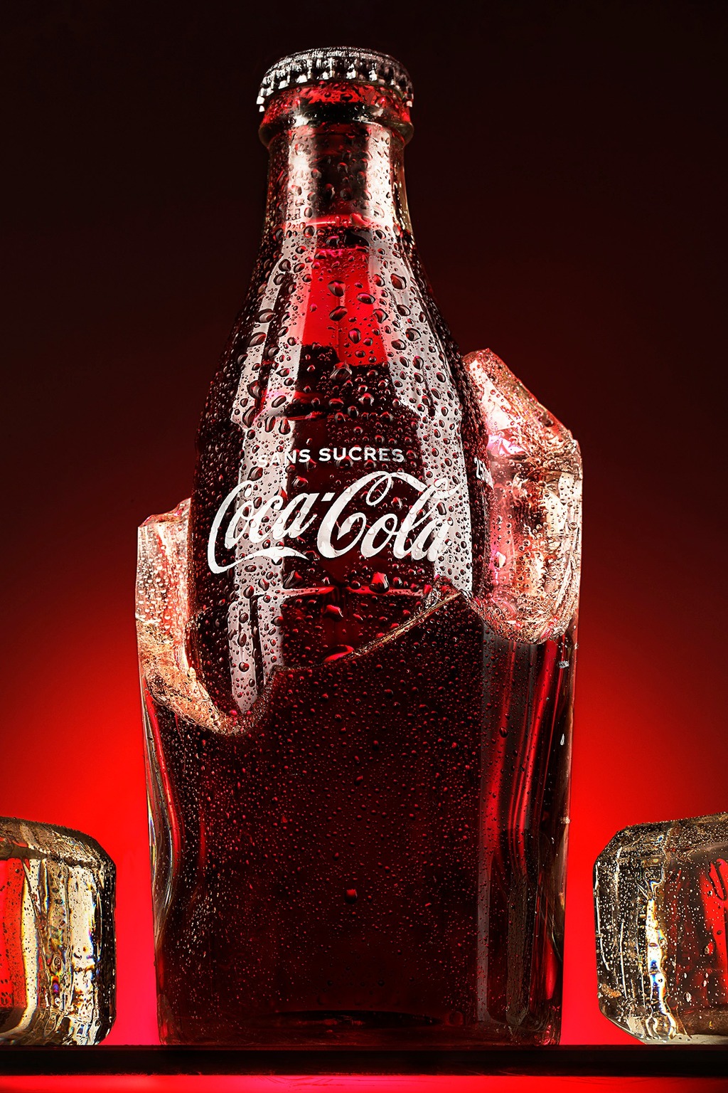 Packshot publicitaire de bouteille de soda sur glace, photographie produit en studio mobile à Montpellier